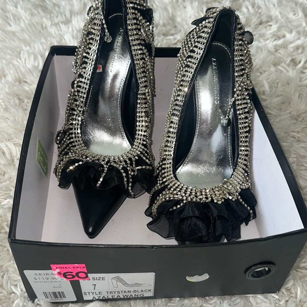 Vera Wang Black and Silver Heels Elegant Design
Brand new